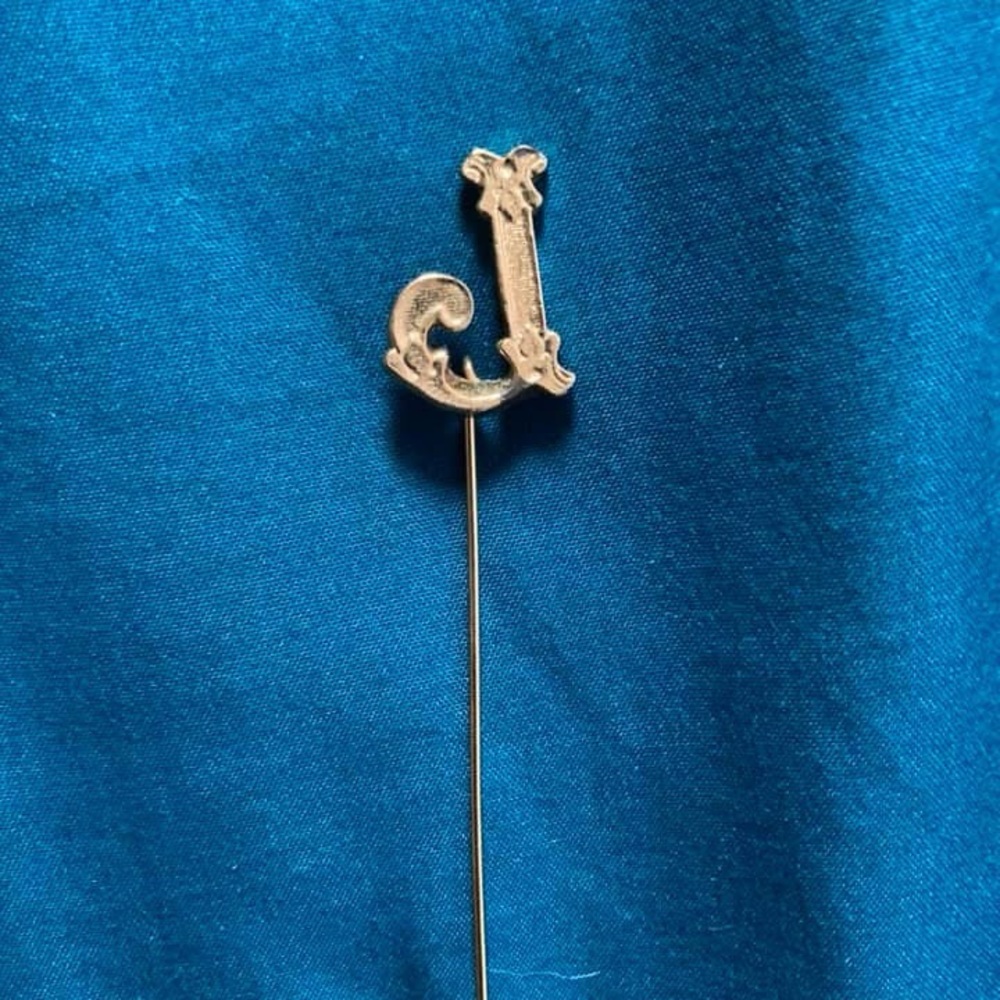gold(en) initial 'J' hat pin